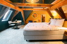 Tweepersoons King Size bed en tweepersoons zitje in de Deluxe Suite in Hotel Marktstad