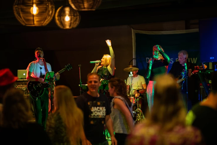 De voetjes van de vloer in de feestzaal