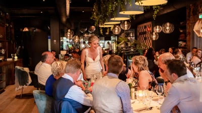 Bruid geniet van haar familie en vrienden in de Serre in Hotel Marktstad.