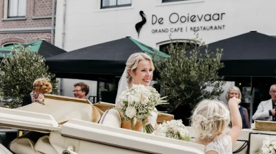 Bruid geniet met kind van haar bruiloft bij Hotel Marktstad.