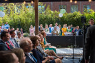 Ceremonie in de sfeervolle binnentuin in hartje Schagen