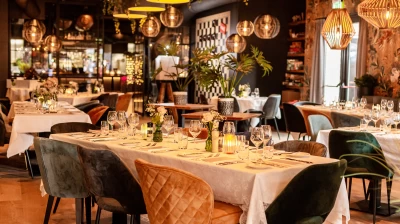Gedekte tafels in serre 'De Oude Boom' voor een bruiloft.