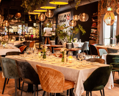 Gedekte tafels in serre 'De Oude Boom' voor een bruiloft.