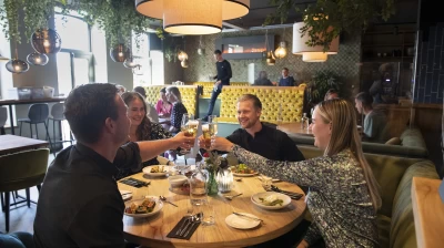 Proosten op een mooie avond in Grand Cafe Restaurant de Ooievaar in Schagen