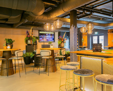 Bartafels en krukken in Igesz Hotelbar en Lounge in Hotel Marktstad in Schagen
