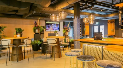 Bartafels en krukken in Igesz Hotelbar en Lounge in Hotel Marktstad in Schagen