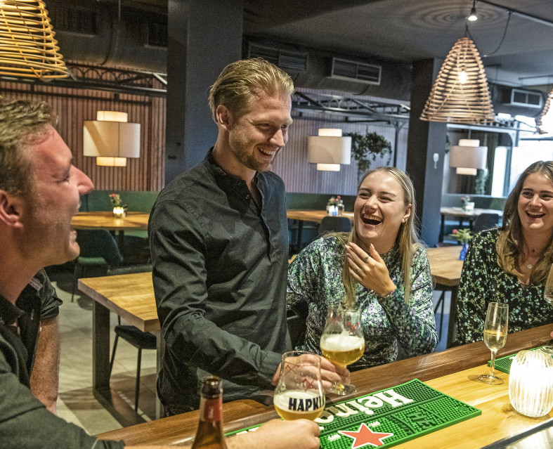Gezelligheid achter de bar in Hotel Marktstad in Schagen