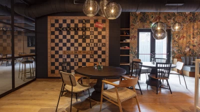 Scrabble bord in Serre De Oude Boom in Hotel Marktstad in Schagen