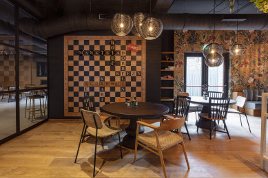 Scrabble bord in Serre De Oude Boom in Hotel Marktstad in Schagen
