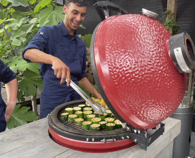 Barbecue en tafels en stoelen in Stadstuin De Oude Boom in Grand-Café Restaurant de Ooievaar in Schagen