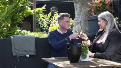 Proosten in de stadstuin De Oude Boom in het gezellige centrum van Schagen