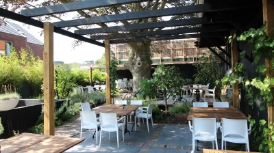 Overdekking van Stadstuin De Oude Boom van Hotel Marktstad in Schagen